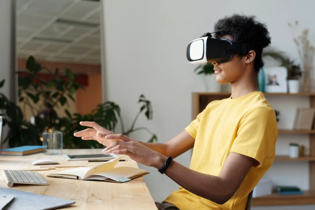 alt="A young student using a virtual reality headset, part of education in Spanish"